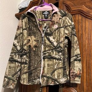 Cute mossy oak jacket it has alittle wear tho